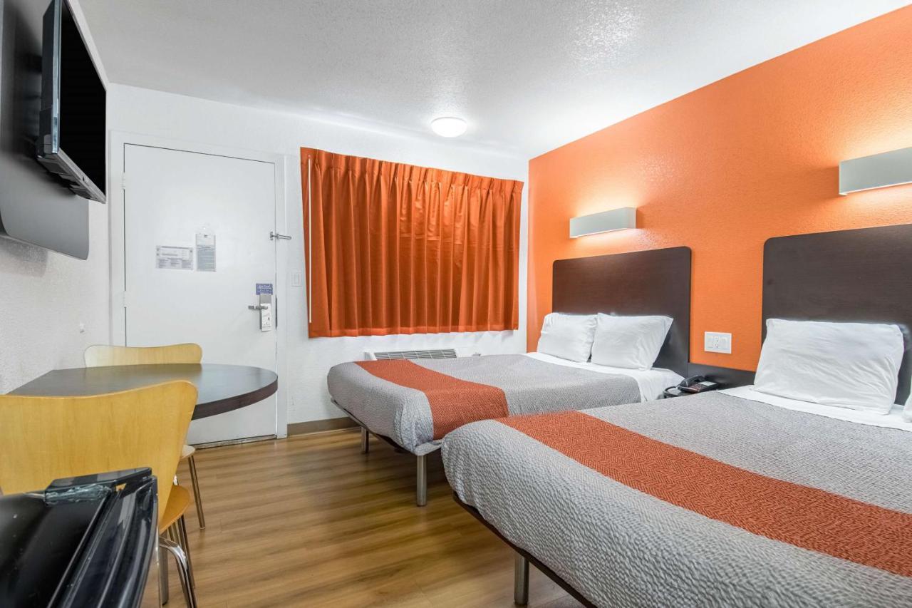 Hotel 6