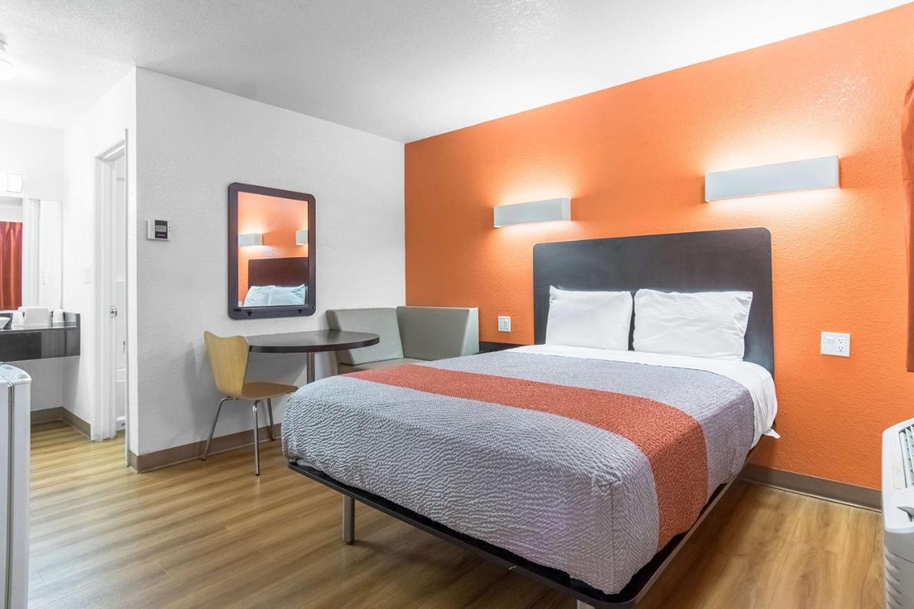 6 Hotel Bakersfield